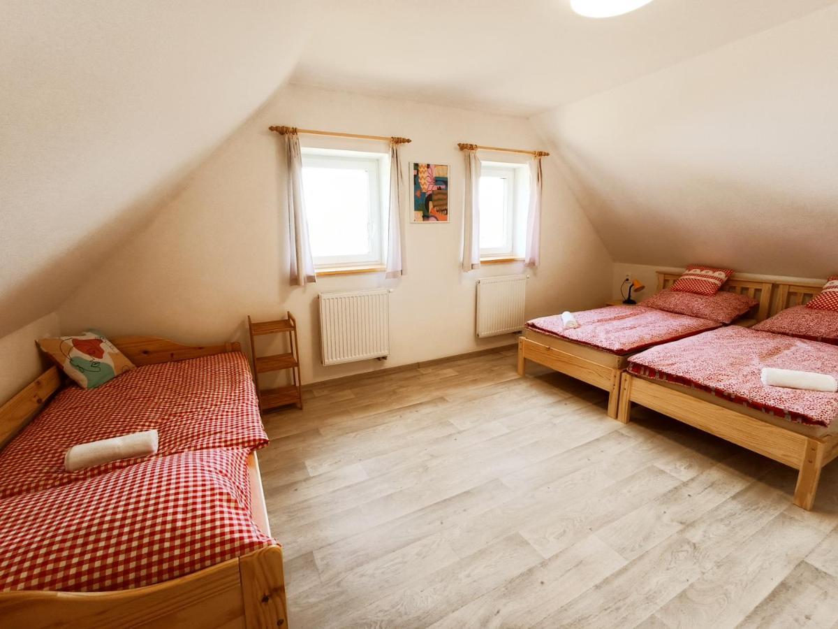 Klidna Lokalita Na Kraji Lesa, Cely Dum S Uschovnu Kol Villa Nova Bystrice Luaran gambar